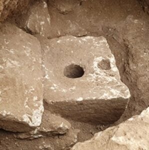 אסלת אבן קדומה שנמצאה במהלך חפירות ארכאולוגיות בבית ש