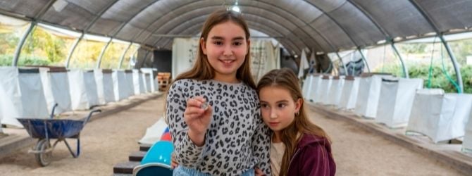 ליאל ואחותה עם מטבע כסף