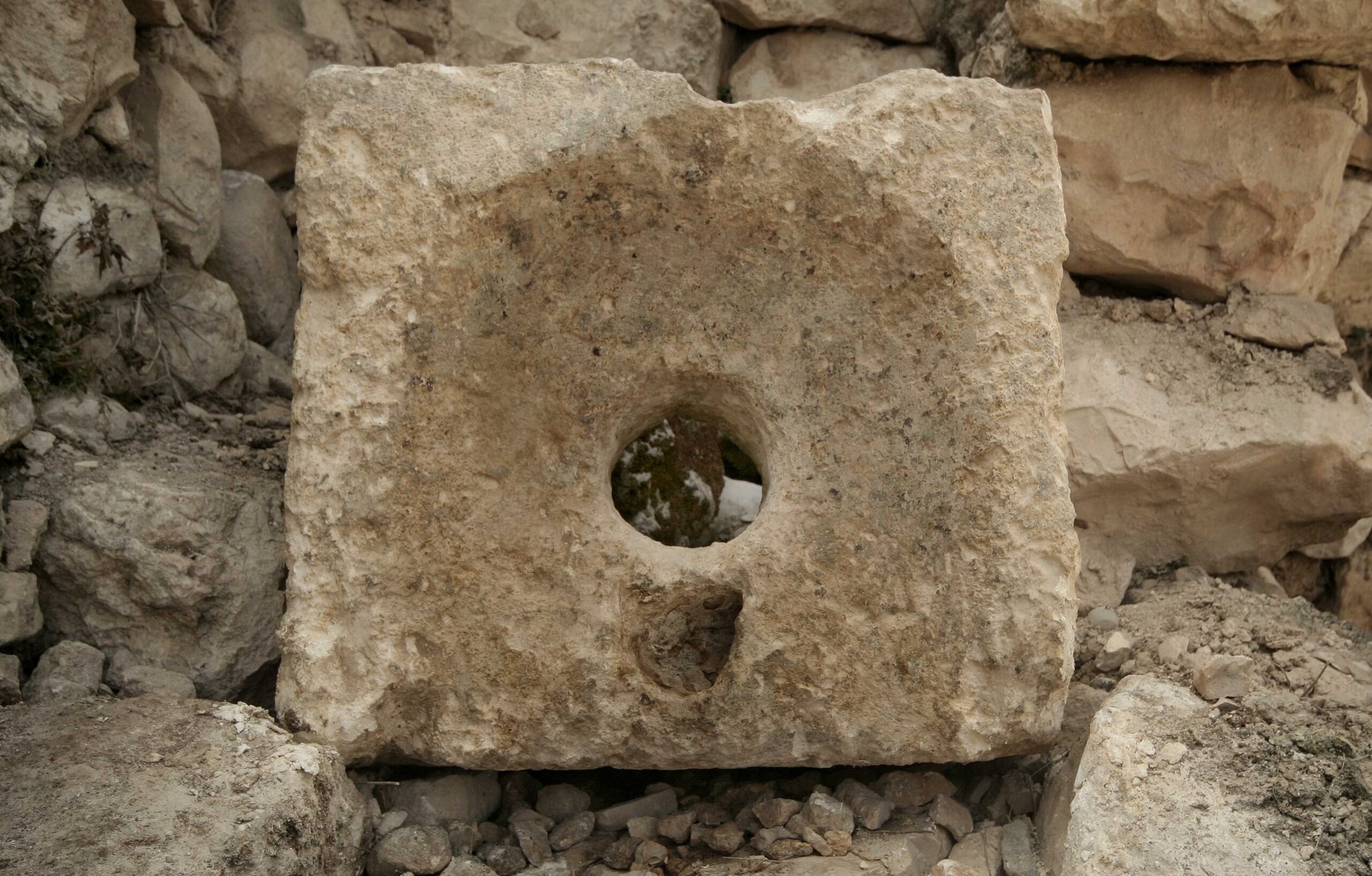 אסלת אבן קדומה שהתגלתה בקריית השלטון בעיר דוד. צילום: ולדימיר נייחין