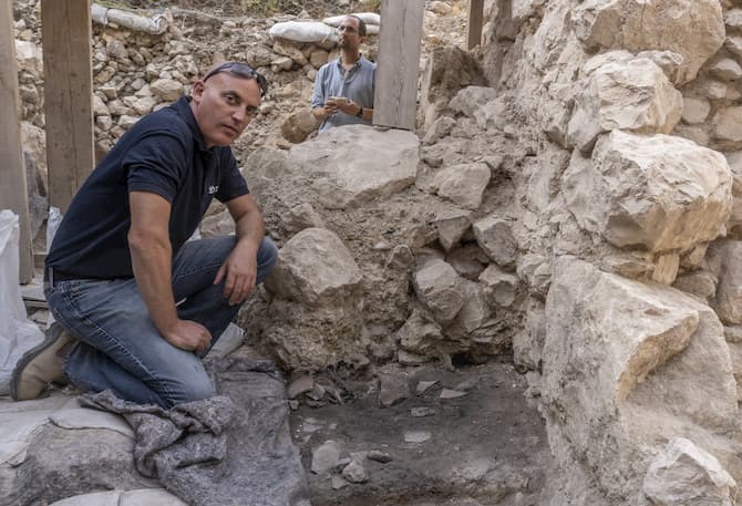 ד"ר יפתח שלו ליד הריסות של כדים שנמצאו באתר בית המקדש הראשון. צילום: שי הלוי, באדיבות רשות העתיקות