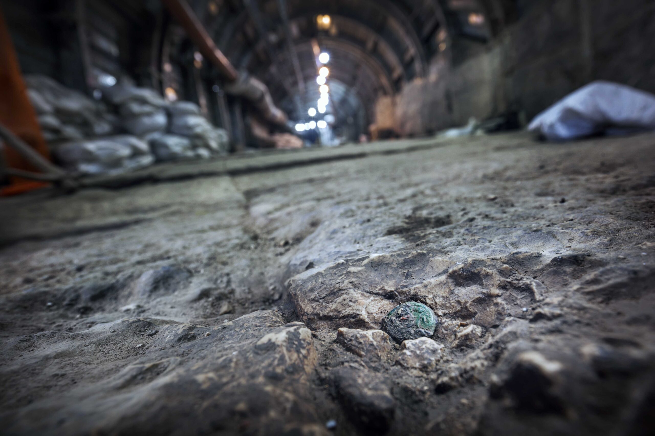 מטבע שנת שתיים לחירות ציון מתקופת המרד הגדול. נחשף על אבני הרחוב המדורג בעיר דוד