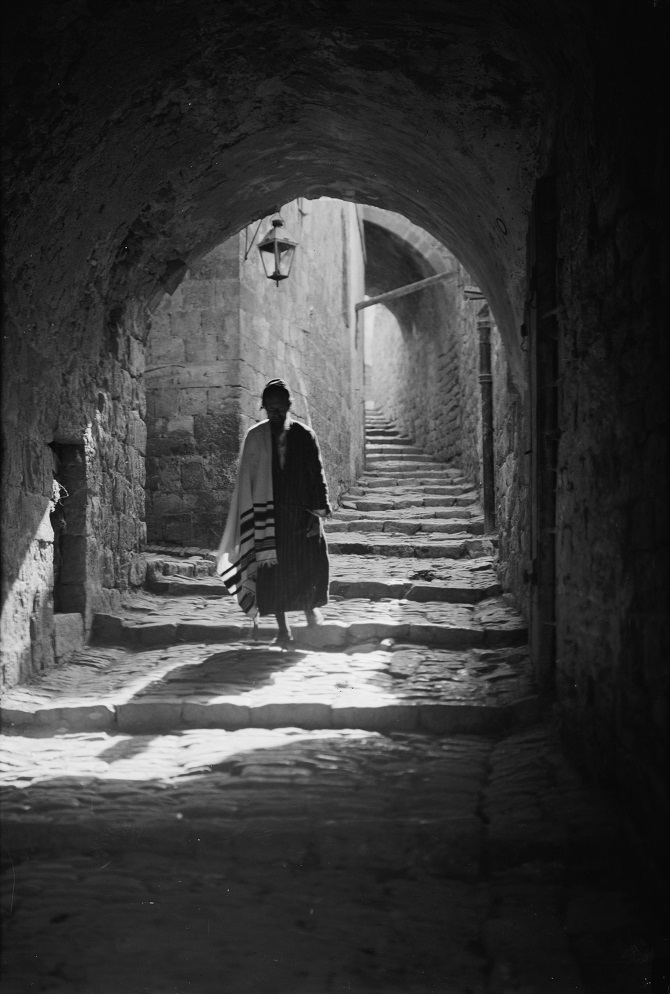 יהודי פוסע בסמטאות העיר העתיקה, שנה: 1934-1939