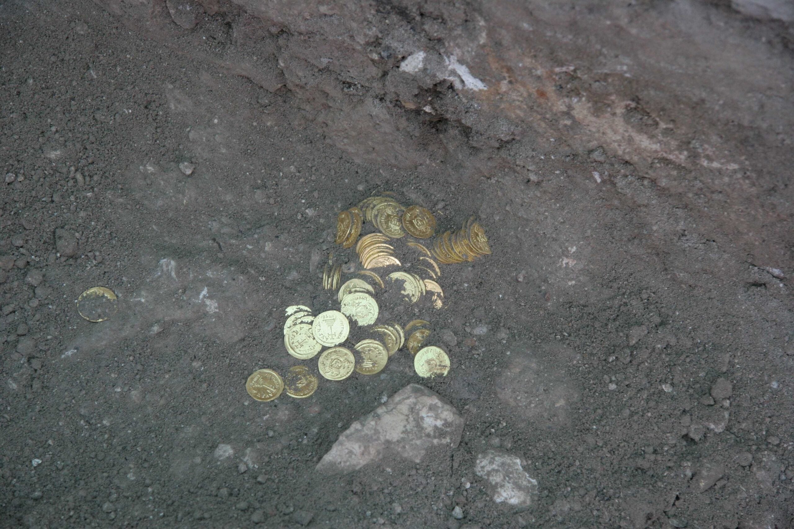 צילום: אודי רגונס, ארכיון עיר דוד חשיפת מטמון המטבעות הביזנטיים בחפירות חניון גבעתי