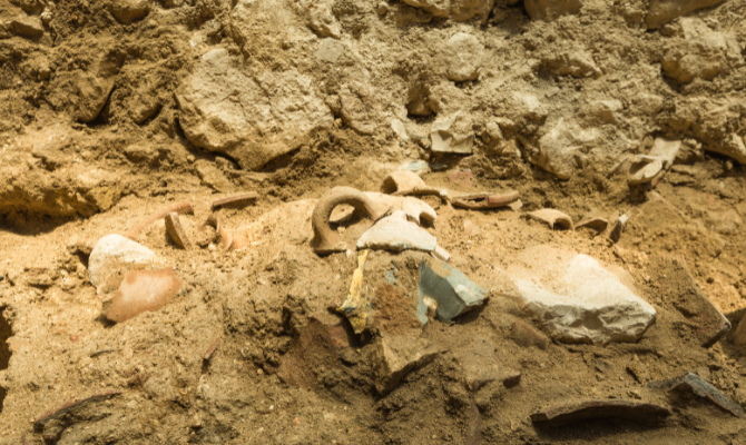 שרידי כלים שהתנפצו ברעידת האדמה