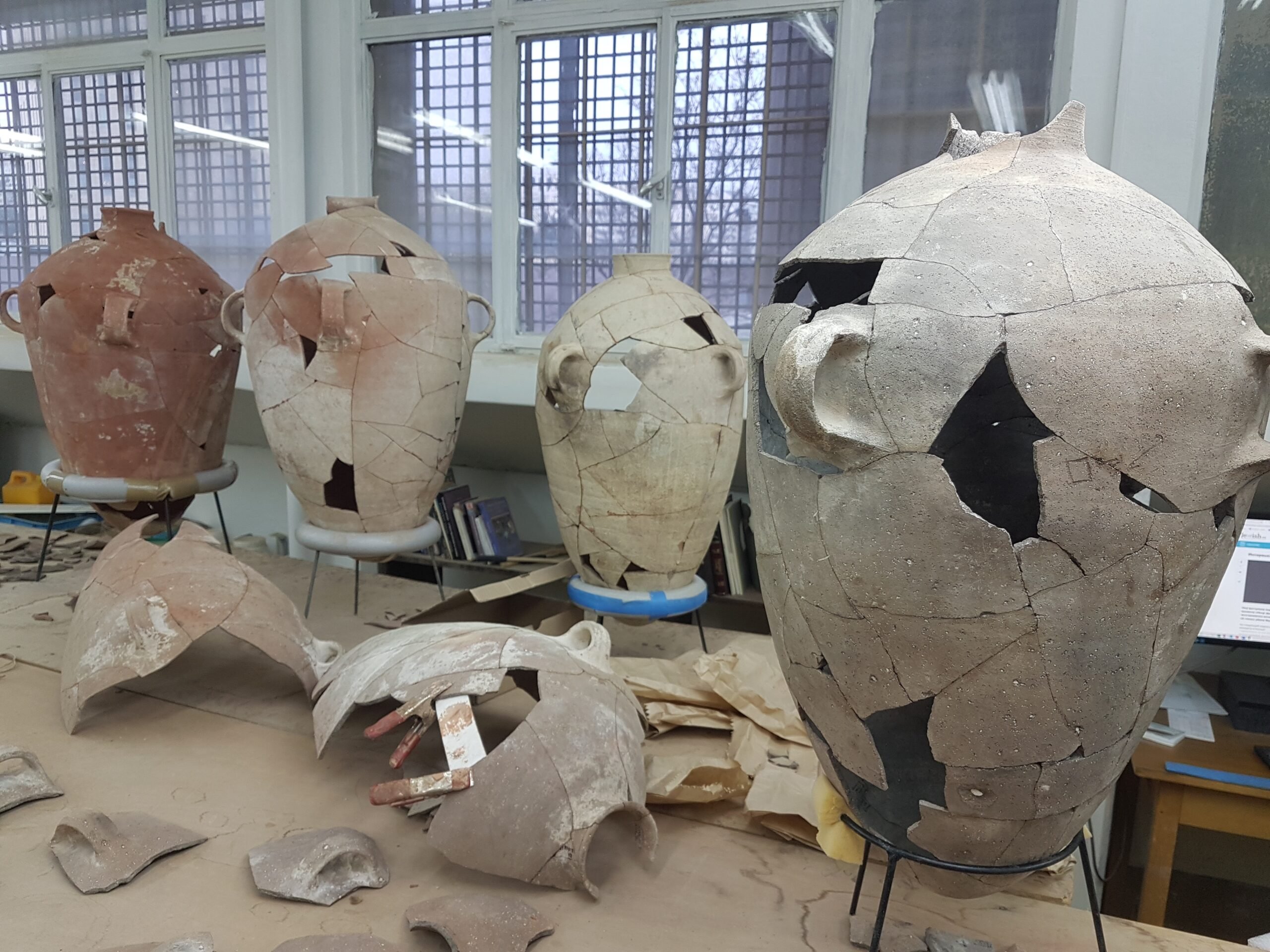 Stage of restoration in the laboratories of the Israel Antiquities Authority. Photo: Ortal Chalaf. Restoration: Joseph Bocangolz