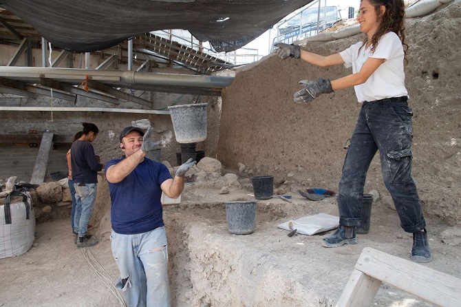 חופרים בחניון גבעתי (צילום: אליהו ינאי, ארכיון עיר דוד)