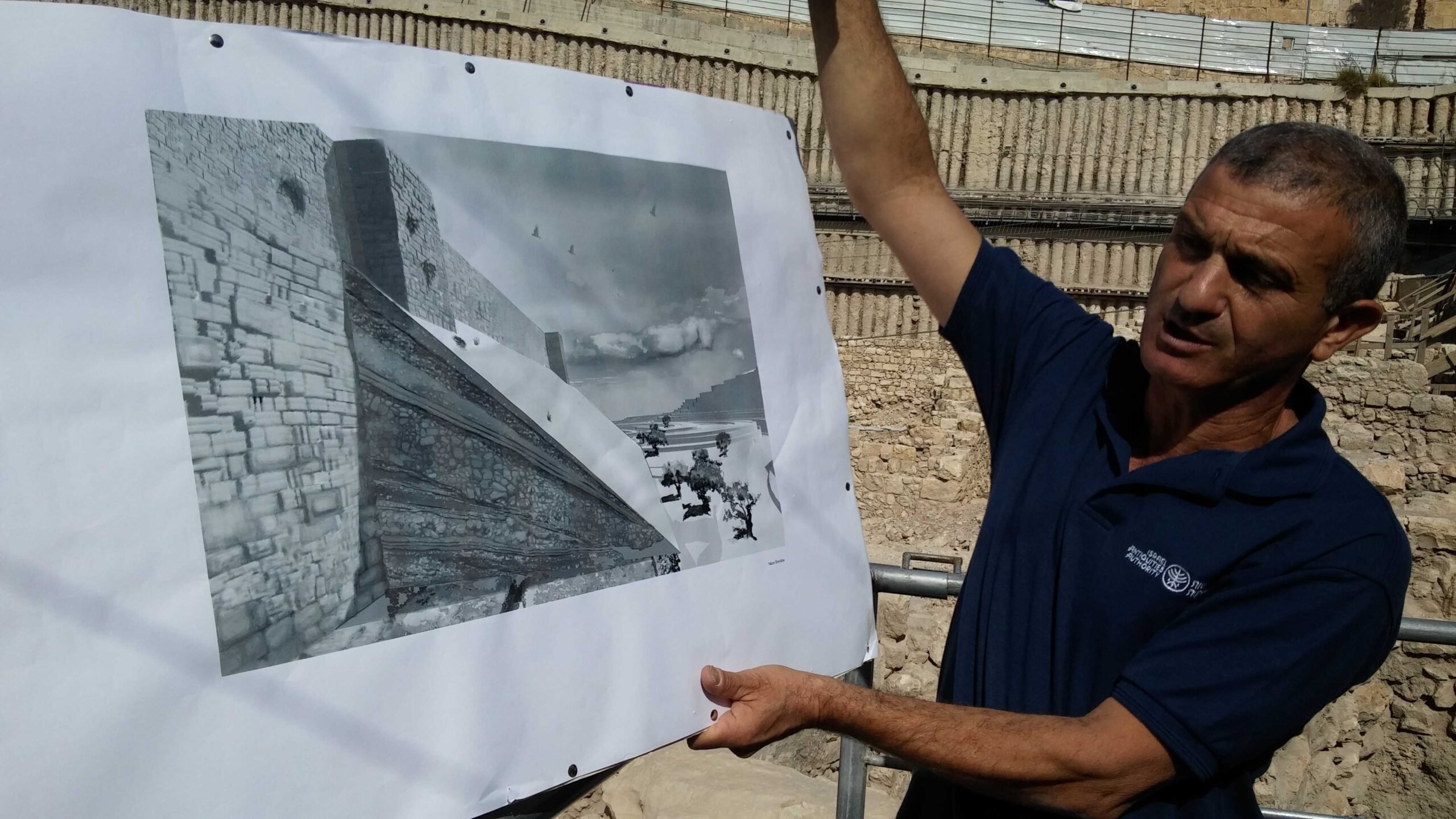 הארכיאולוג דורון בן עמי (רשות העתיקות) מציג את גילוי מצודת החקרא בחפירות חניון גבעתי