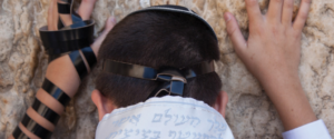 ילד מתפלל בכותל