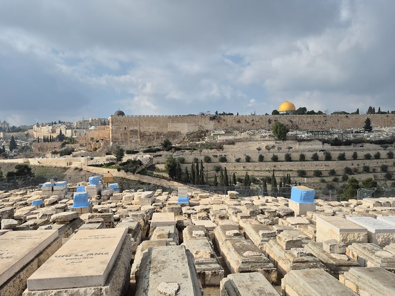 בעקבות המקובלים הקבורים בהר הזיתים