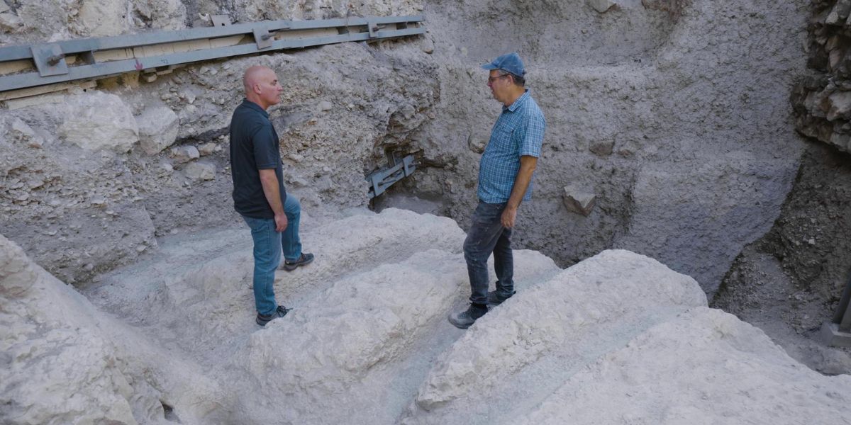 החוקרים פרופ' יובל גדות וד"ר יפתח שלו בוחנים את התעלות המסתוריות. צילום: אסף פרי