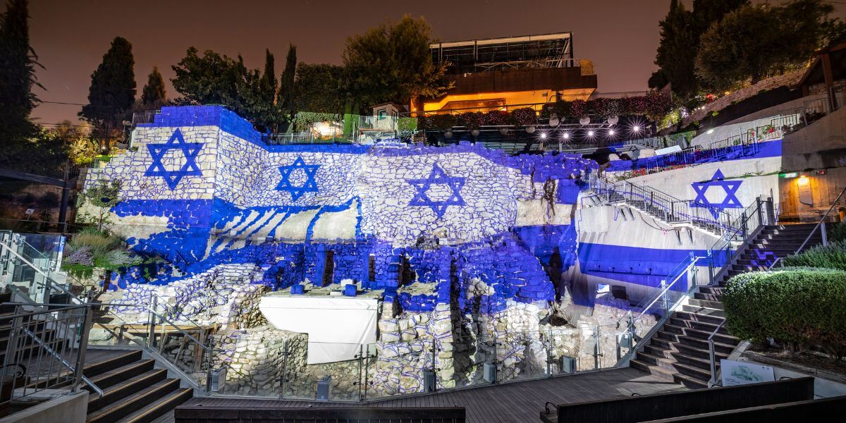 דגל ישראל מוקרן על גבי עתיקות קריית השלטון בעיר דוד. צילום: קובי הראתי