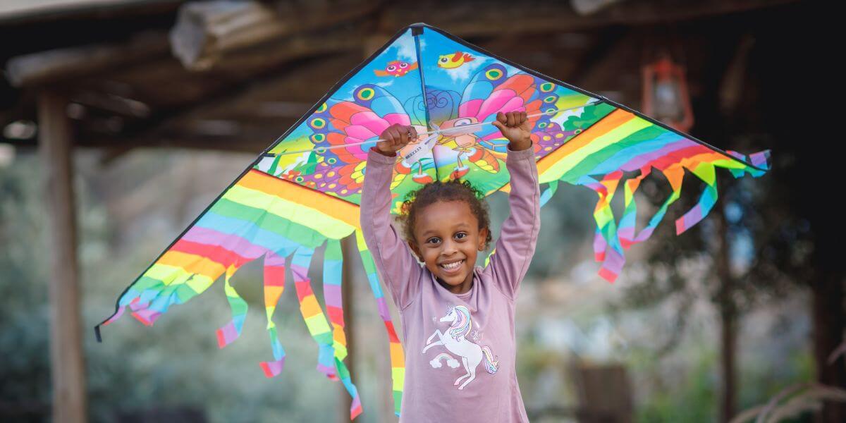 הפרחת עפיפונים בחווה בגיא ביום הילד הבינלאומי. צילום: אליהו ינאי