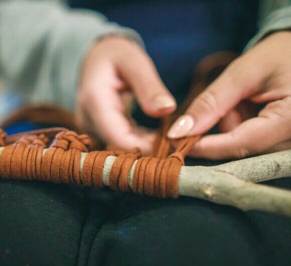 סדנת אריגה בחווה בגיא. צילום: אליהו ינאי