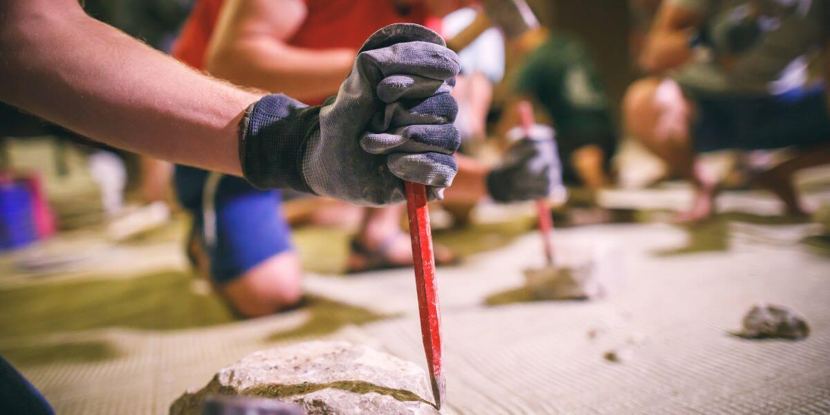 סדנת סיתות בחווה בגיא. צילום: אליהו ינאי