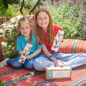 ילדות עם סימניות בחווה