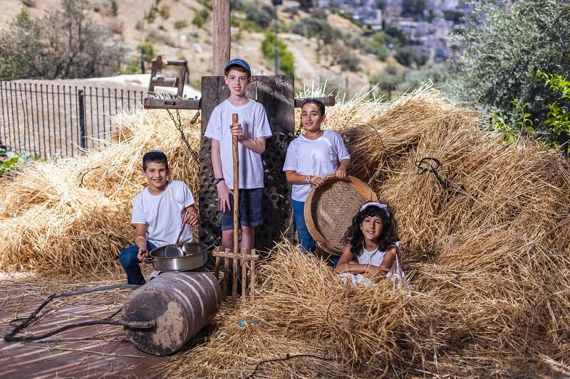 ילדים בשבועות בחווה בגיא, שבועות בירושלים