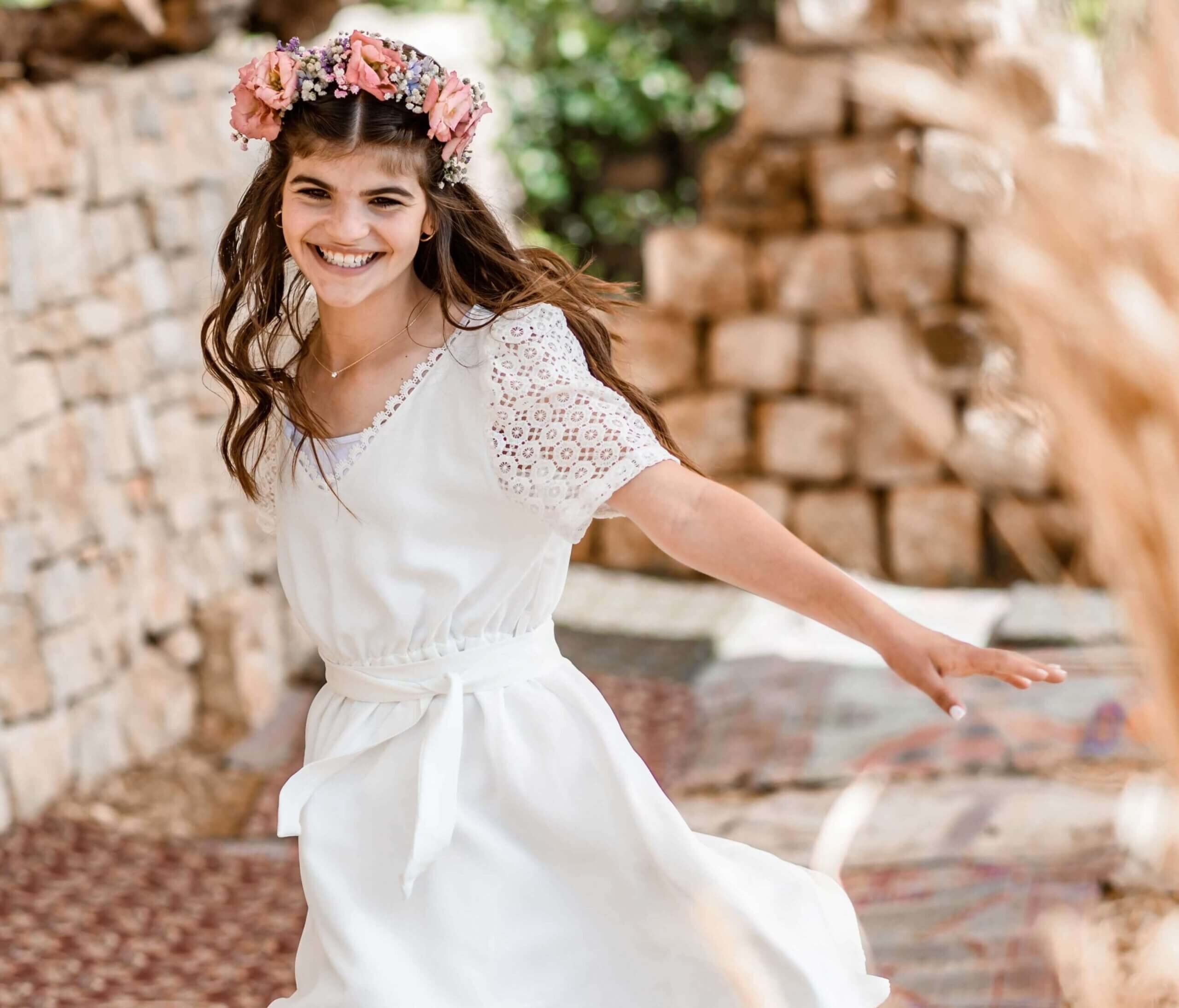 שבועות בחווה בגיא, שבועות בירושלים, ילדה בלבן