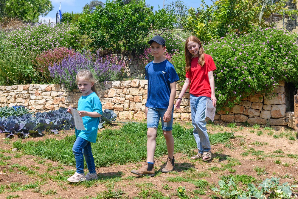 ילדים בחווה בגיא