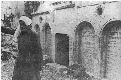 איור 6 :בית השומר הערבי של בית הקברות בנוי ממצבות הקברים