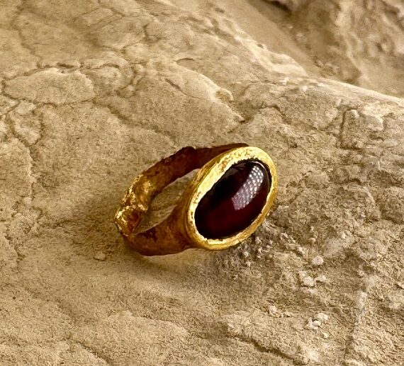 8. טבעת הזהב שנחשפה בחפירות רשות העתיקות בעיר דוד. צילום- רעות וילף עיר דוד.