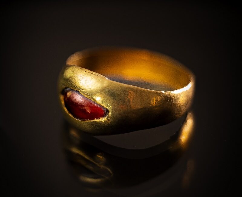 9. טבעת הזהב הראשונה שנמצאה לפני פחות משנה. צילום אסף פרי