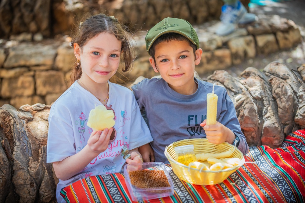 ילדים מכינים נרות מדונג בחווה בגיא