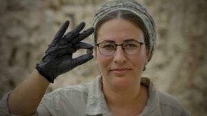 אסתר ראקוב-מלט עם מטבע שנת ארבע - לגאלת ציון