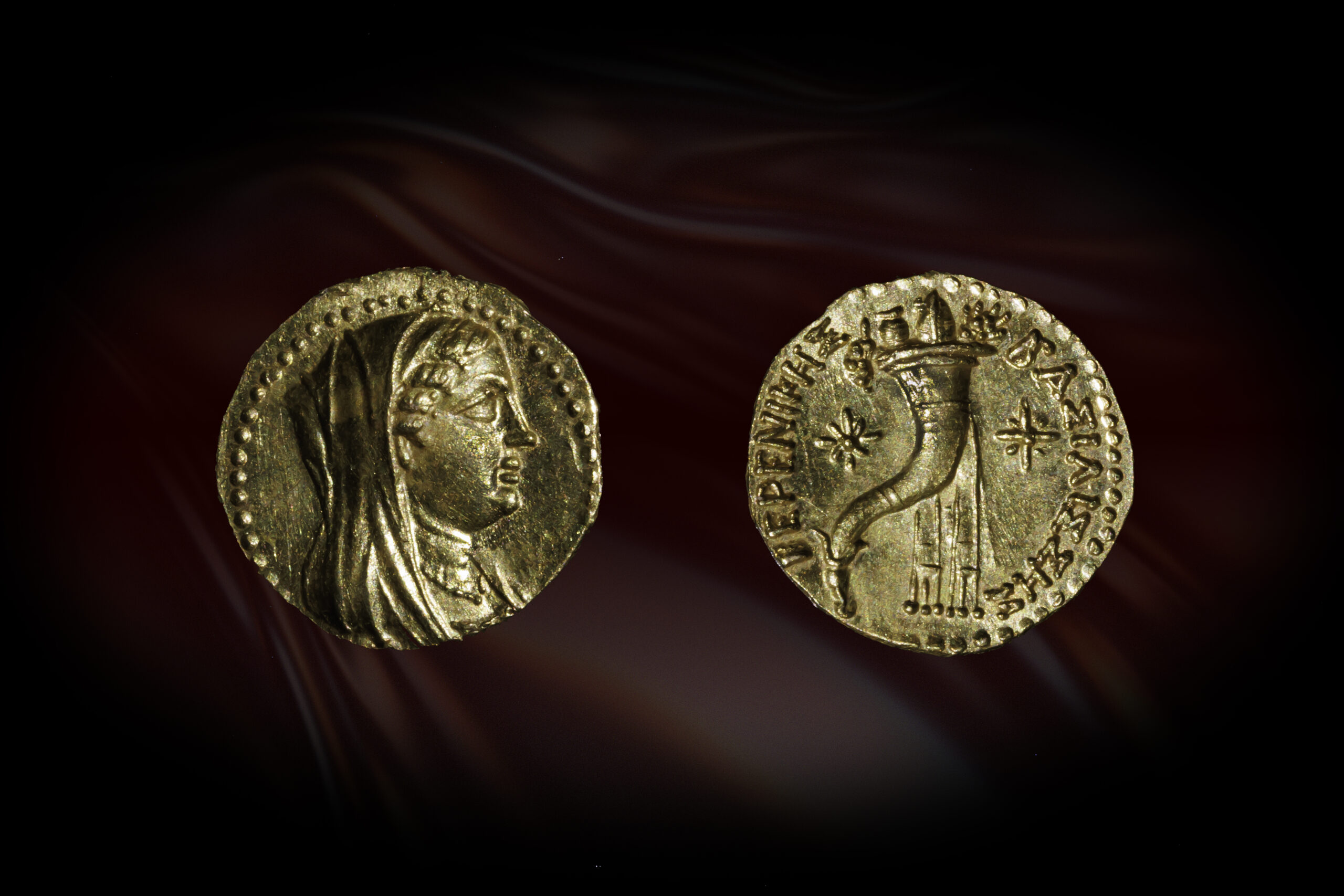 12. שני צידי מטבע הזהב של המלכה ברניקי.