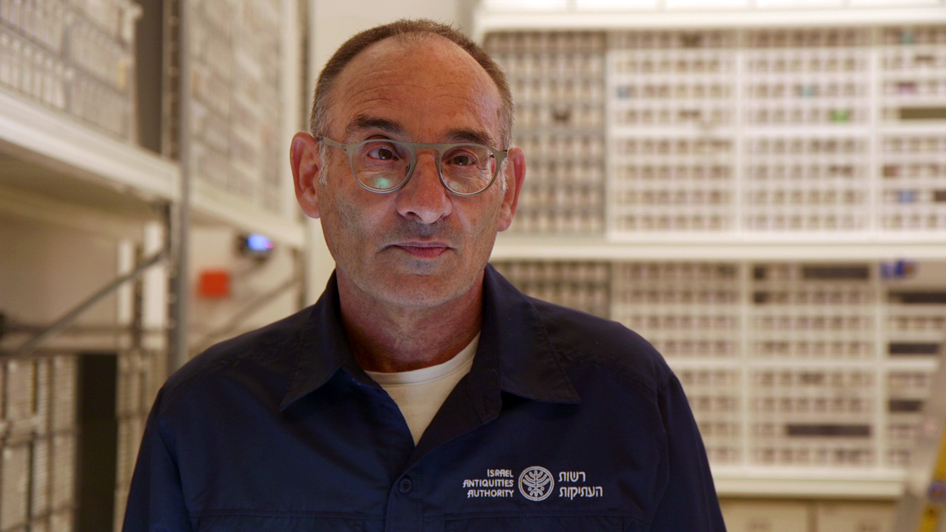 14. דר רוברט קול ראש ענף מטבעות ברשות העתיקות.