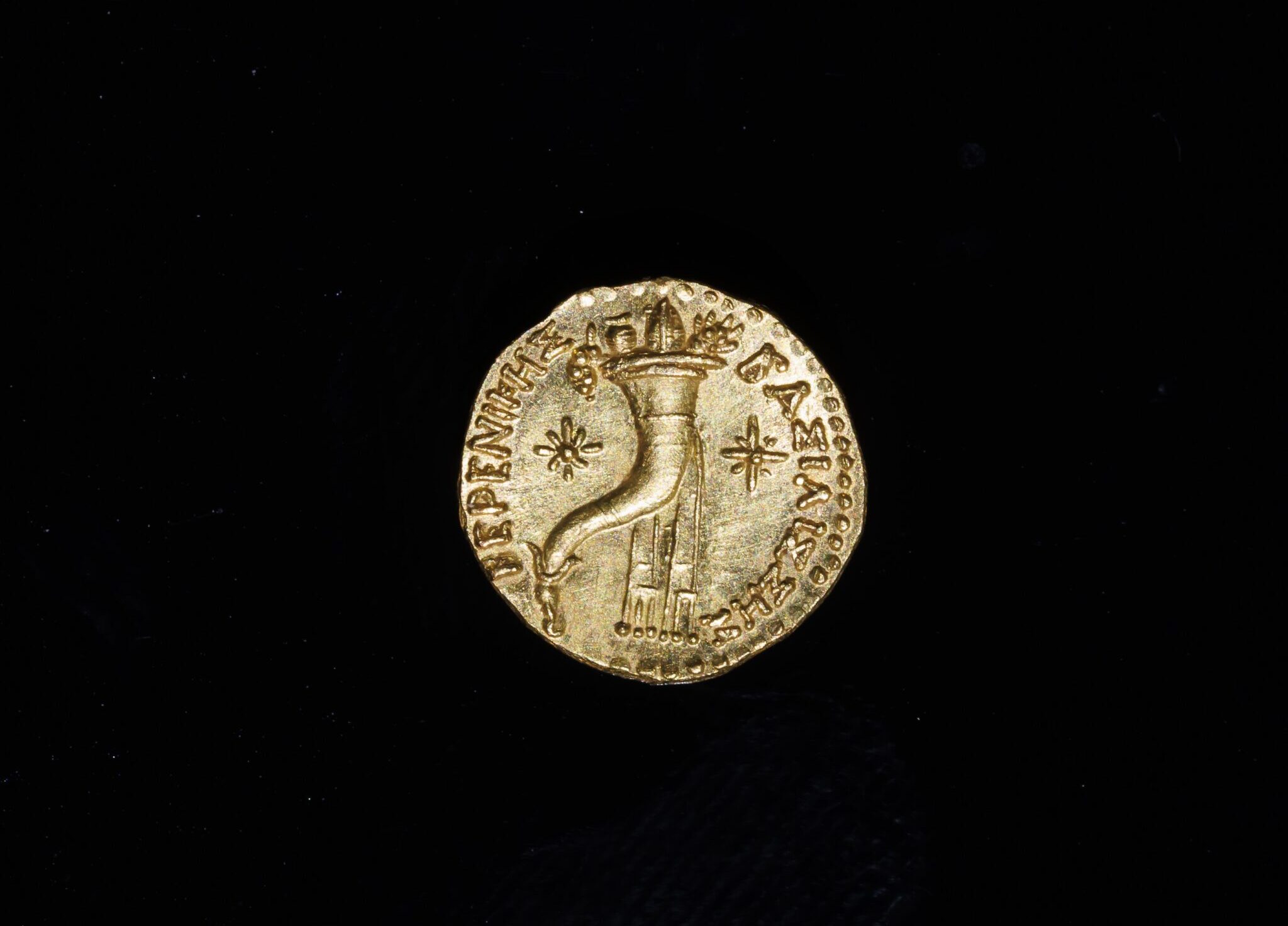 4. מטבע הזהב הנדיר שהתגלה בחפירות רשות העתיקות בעיר דוד. צילום אליהו ינאי עיר דוד