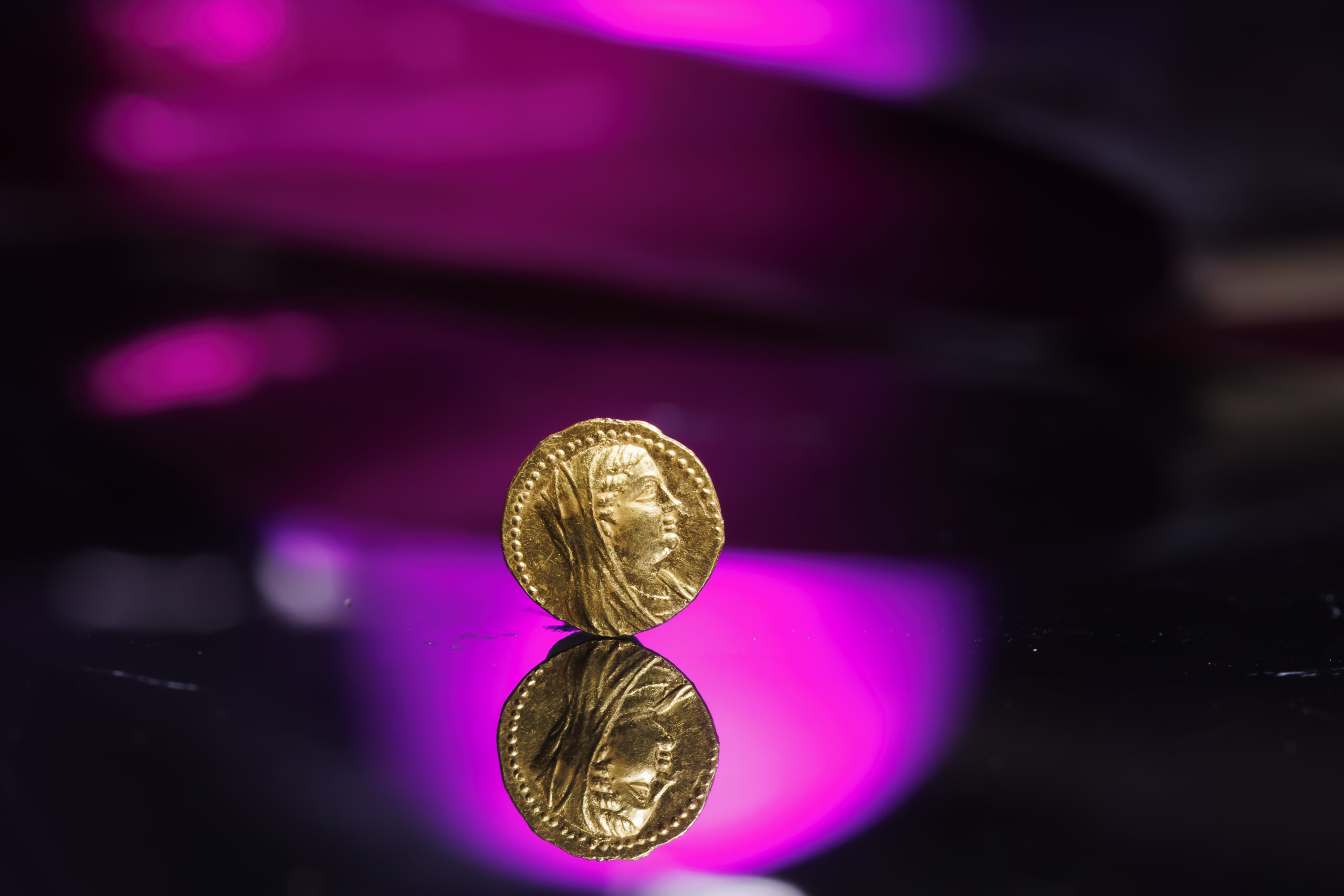 5. מטבע זהב נדיר עם דמותה של המלכה ברניקי השנייה. צילום אליהו ינאי עיר דוד