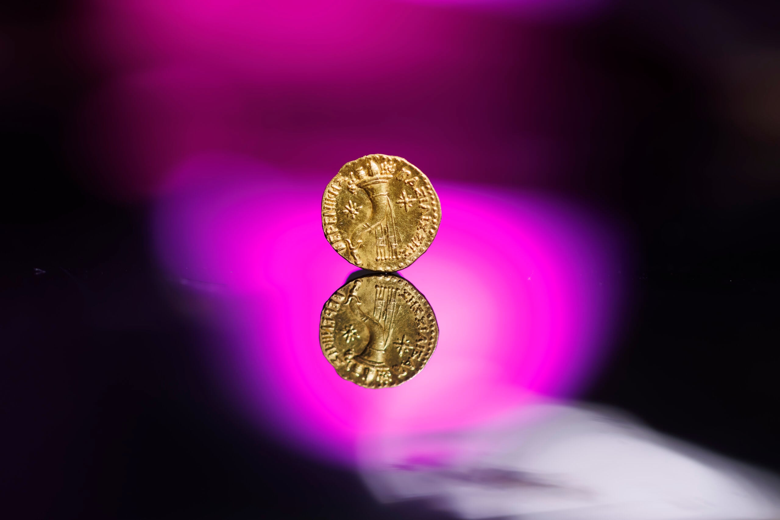 6. על המטבע הנדיר קרן שפע ושני כוכבים. צילום אליהו ינאי עיר דוד