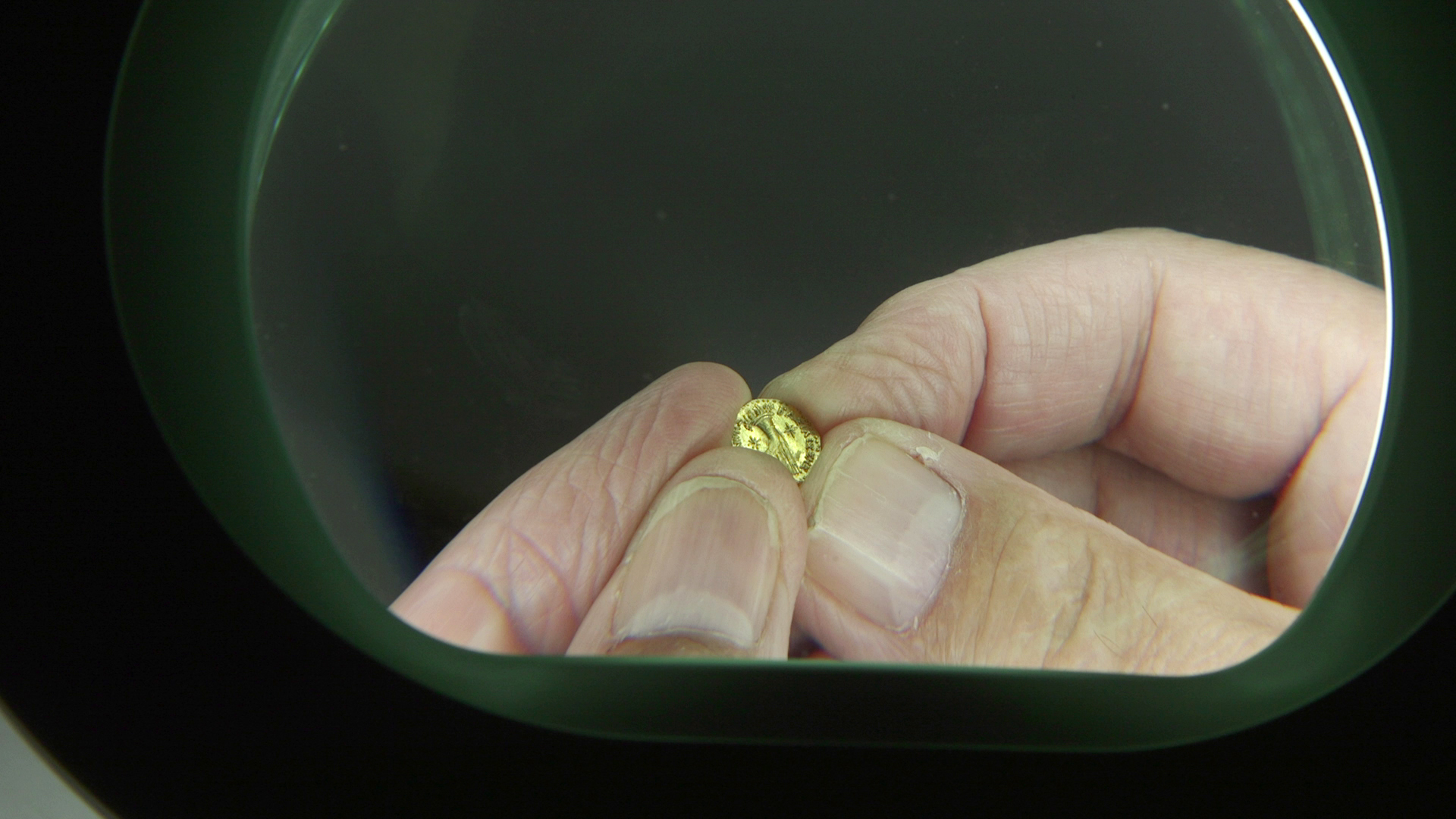 7. גב המטבע ועליו קרן השפע - סמל להצלחה ופריון. משני צידיה כוכבים ומסביב הכיתוב של המלכה ברניקי ביוונית.