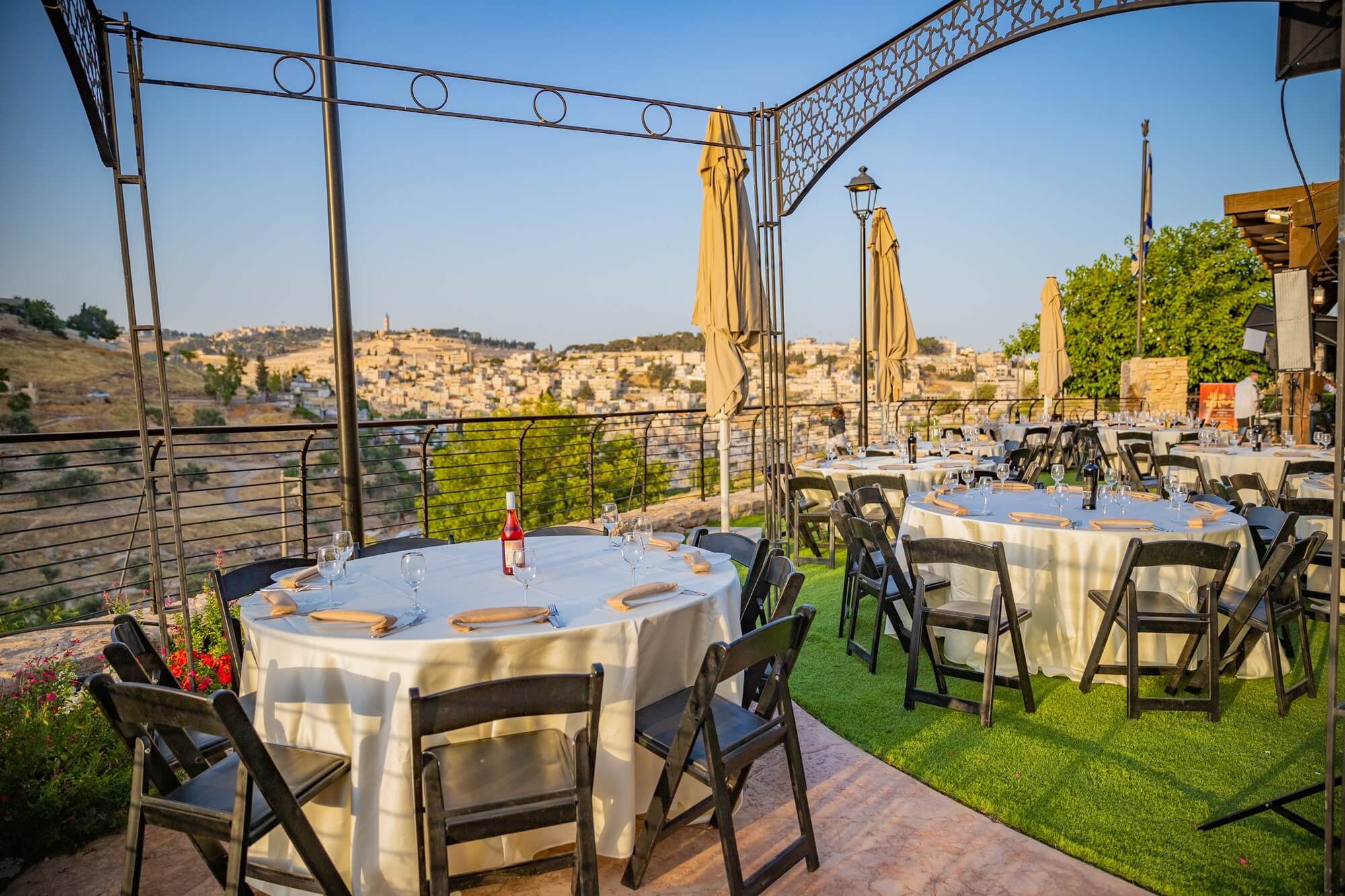 חתונה בבית בגיא