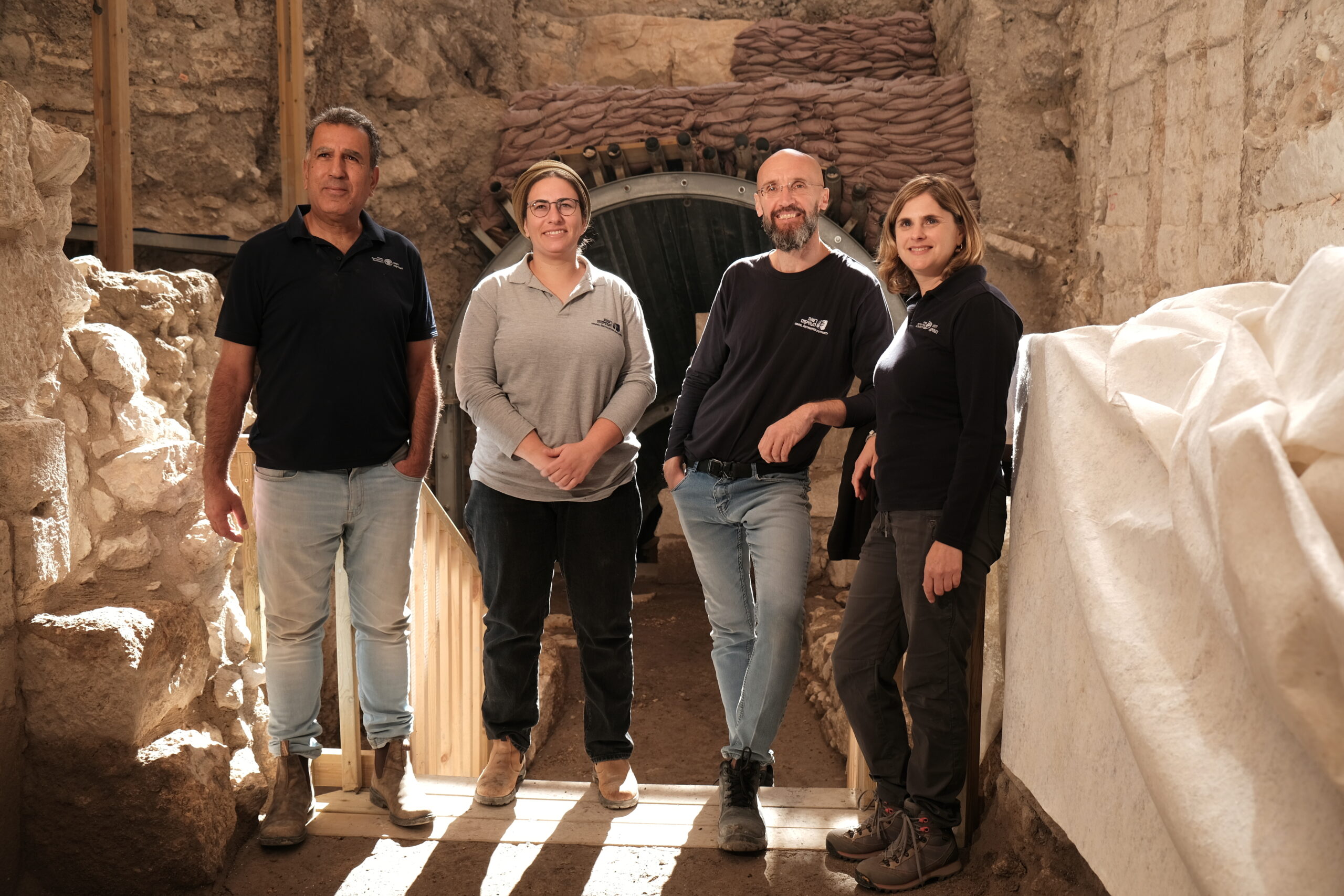 חוקרי רשות העתיקות: שלומית מלט פיליפ ווקוסבוביץ אסתר ראקוב מלט ויובל ברוך