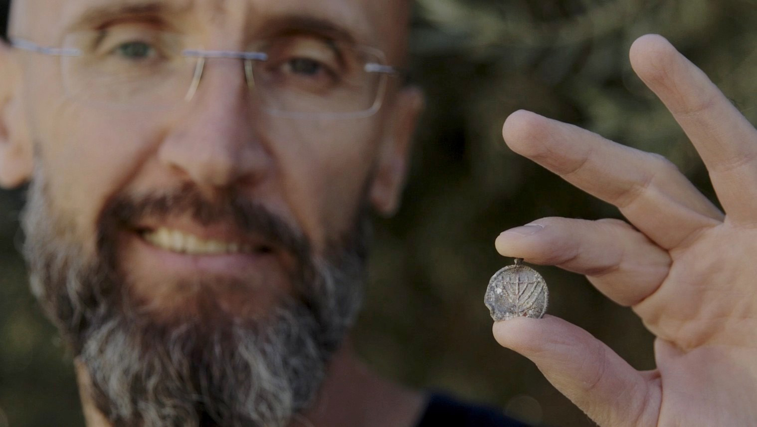 דר פיליפ ווקוסבוביץ מרשות העתיקות עם התליון