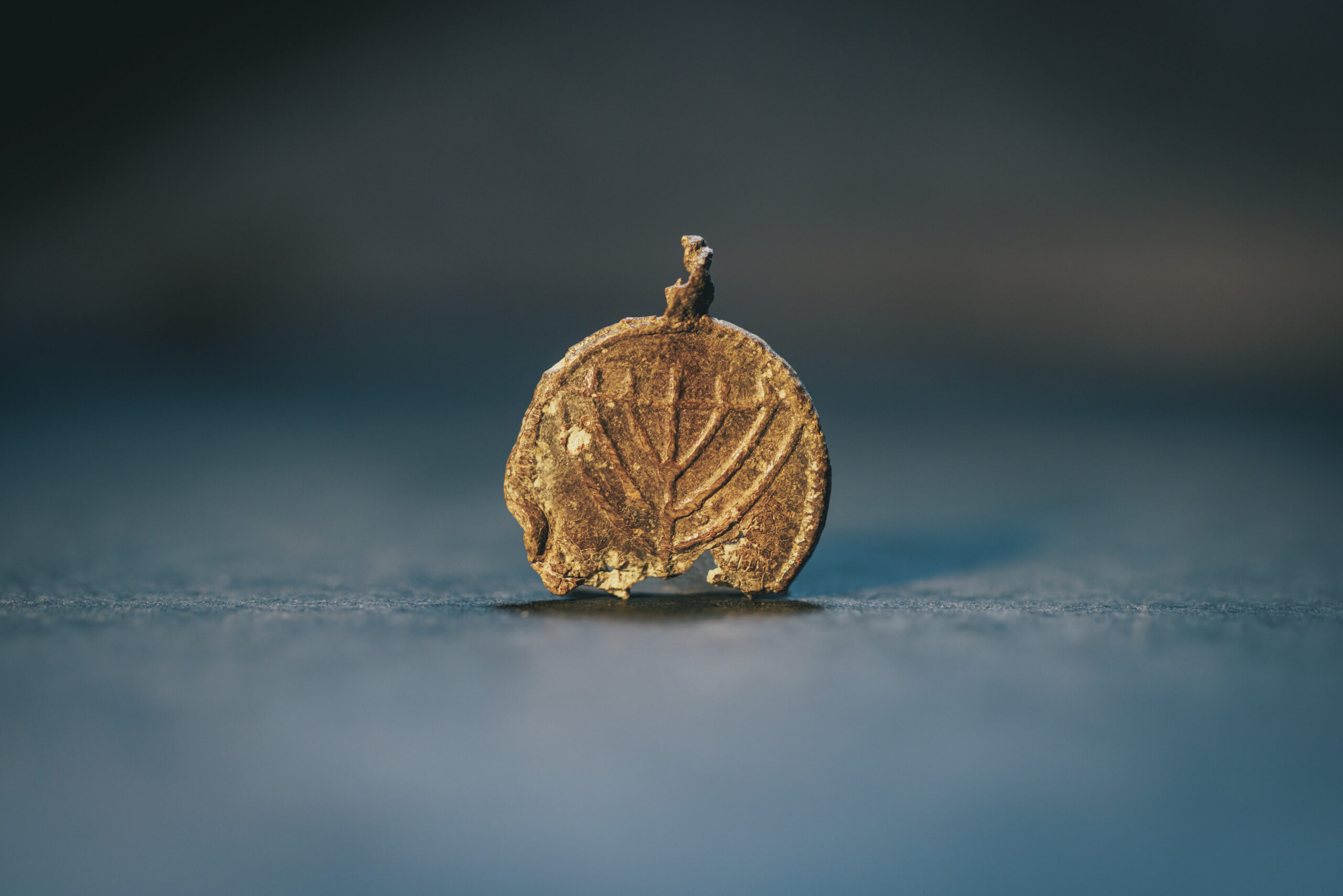 תליון המנורה הנדיר שהתגלה בחפירות עיר דוד ורשות העתיקות. צילום: אליהו ינאי עיר דוד