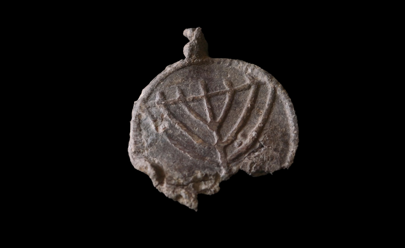 תליון המנורה הנדיר. צילום: אמיל אלגם, רשות העתיקות