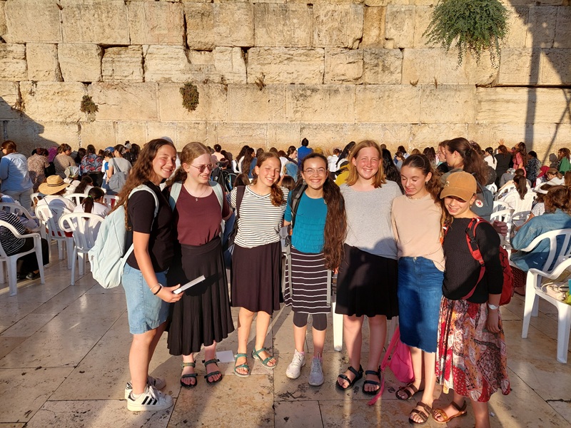 ילדות בכותל